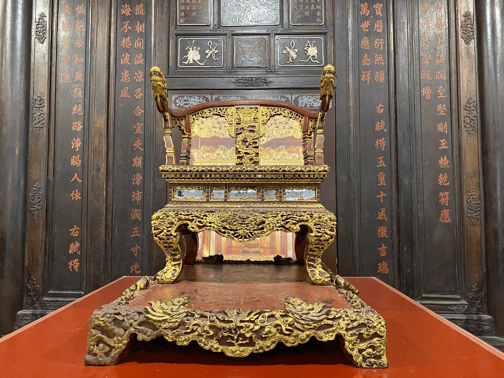 Items exclusively used by the former Emperor and royal family (Source: Hue Royal Antiquities Museum- Bảo tàng Cổ vật Cung đình Huế)